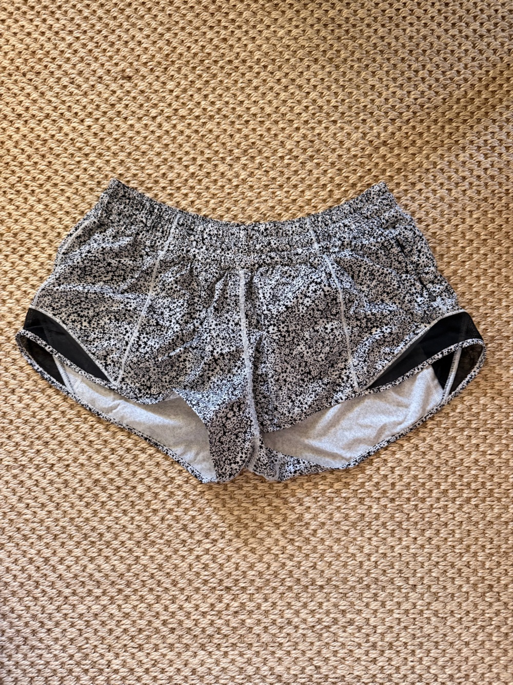 Lululemon Black & White Floral Running Shorts – Size 8